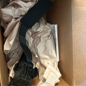 Accelerator Gas Pedal Assembly w/ Position Sensor For 2007-2011 Chevy GMC Sierra